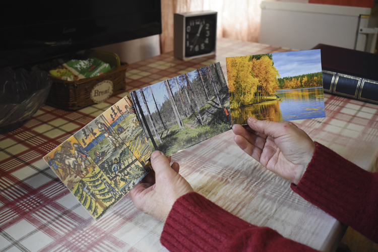 Anna-Kaisa Pitkänen askartelee osan lähettämistään korteista itse. Kortteja syntyy helposti vaikka vanhojen seinäkalentereiden kuvista.