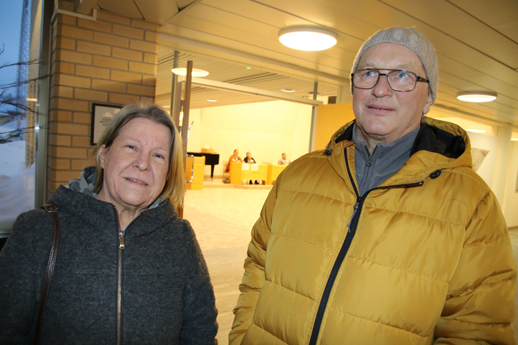 Riitta Väänänen ja Urpo Räsänen ajoivat äänestämään Polvelasta. Väänänen kertoi antaneensa protestiäänen.