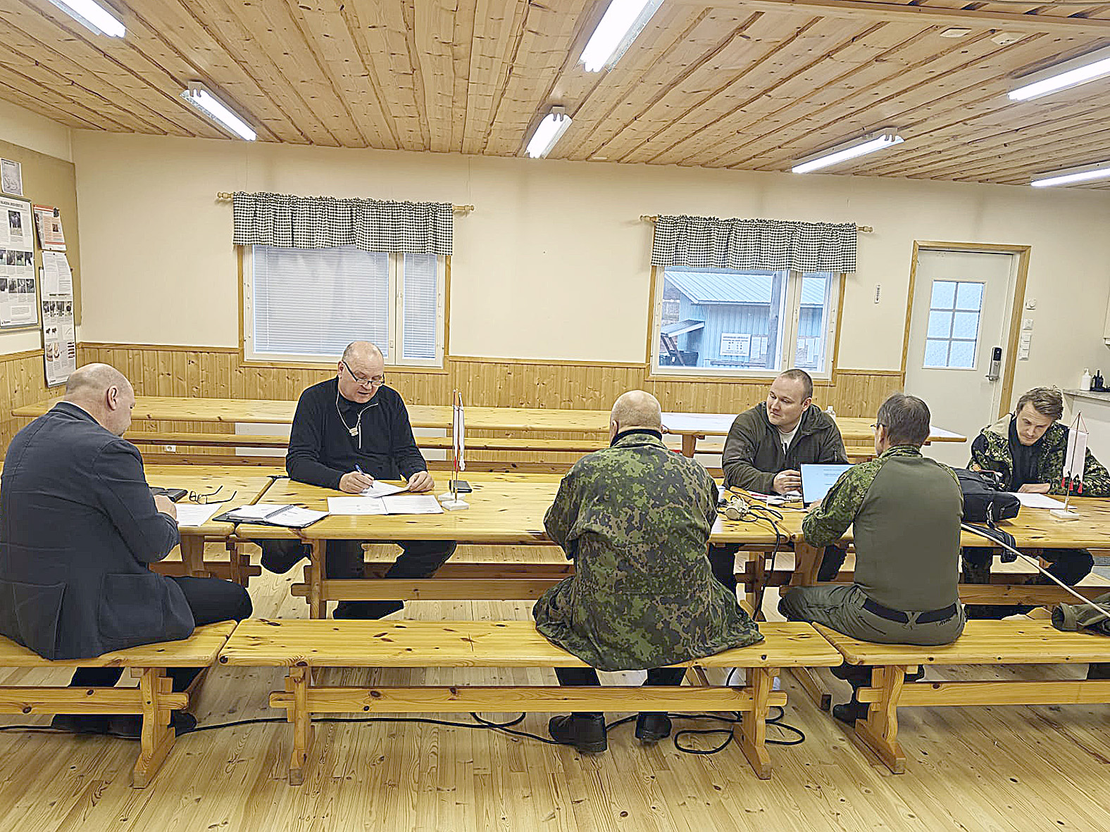 Juuan reserviläiset piti syyskokouksen lokakuussa Ampumaradan huoltorakennuksella. Mukana olivat muun muassa Hannu P. Martikainen (vas.), Juha Simonen, Harri Miettinen, Heikki Kokkonen, Seppo Rautiainen ja Taavi Rautiainen.