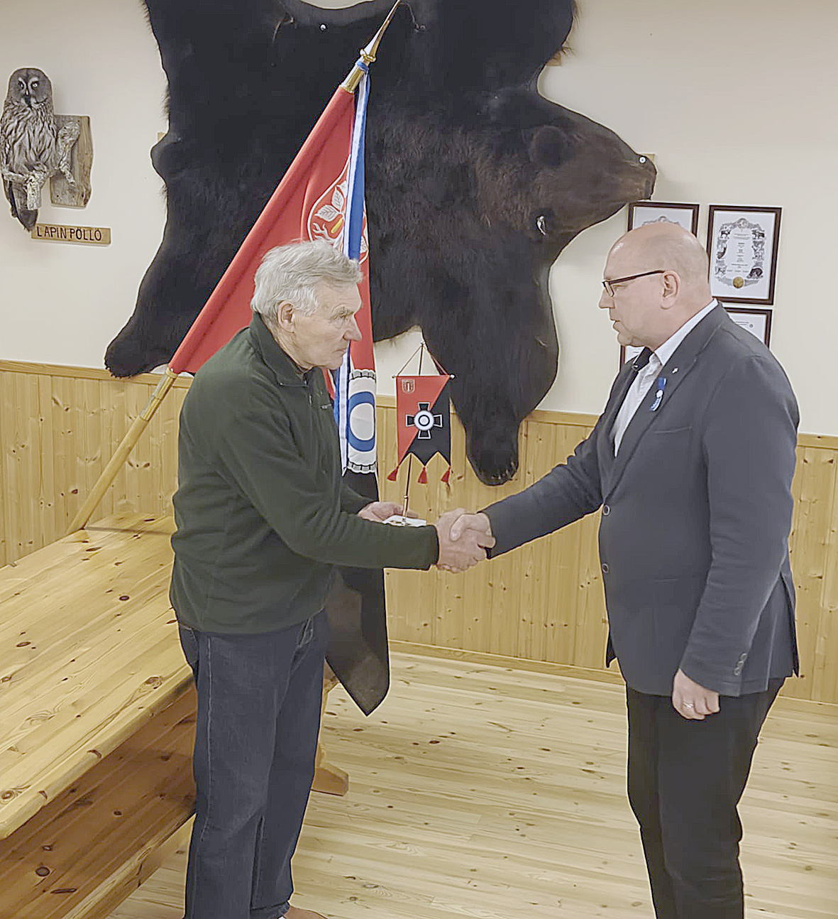 Antti Nykänen (vas.) palkittiin Juuan reserviläisten standaarilla, jonka ojensi yhdistyksen 1. varapuheenjohtaja Hannu P. Martikainen. Kuvat Petri Simonen