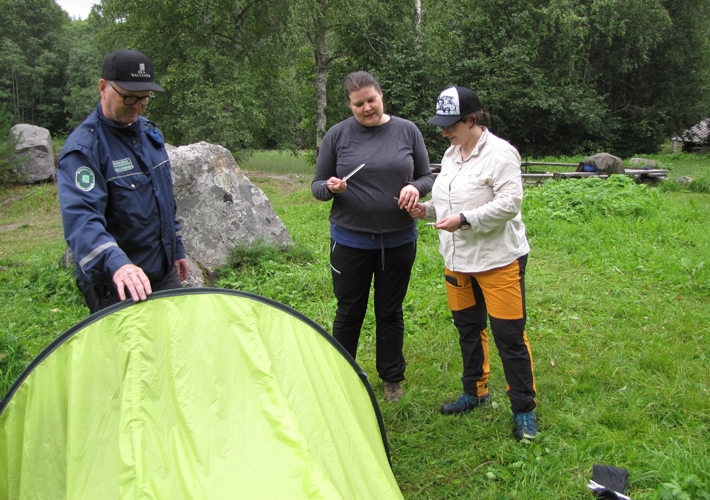 Kaikki kunnossa. Erätarkastaja Jyrki Turpeinen auttoi teltan pystyttämisessä belgialaisia Marie-Lauae Wattieria ja Johanna Mallatia, jotka leiriytyivät Lakkalassa.