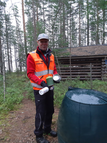 Retkiratsiassa luontovalvoja Eino Hyttinen havaitsi, että Rykiniemen leirintäpaikan kompostiin ja sen viereen oli jätetty kaasupulloja ja muuta roinaa.