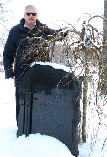 Risto Alanko lieksalaisten sotapakolaisten muistomerkillä Juuan Rostuvin evankelisluterilaisella hautausmaalla.

