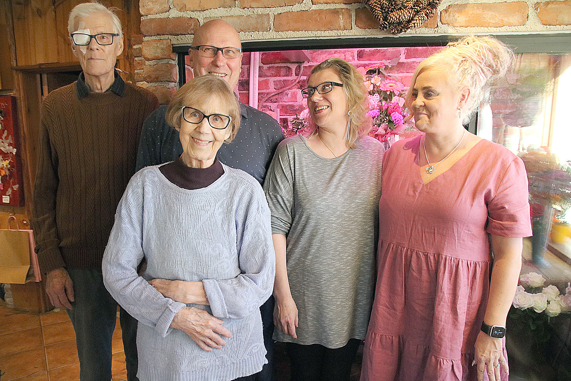 Tiaisen hautaustoimiston yrittäjänä 67 vuotta toiminut Aino Tiainen (edessä) ja Yrjö Kärkkäinen (vas.) jäävät hyvillä mielin pois yrityskuvioista, kun on jatkajat, Ainon poika Arto Tiainen hautaustoimistossa sekä Marjo Häkkinen ja Kirsi Kirjavainen uusina kukkakauppiasyrittäjinä.