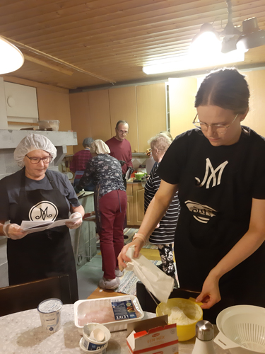 Keittiössä oli lämpöinen tunnelma, kun Pohjois-Karjalan Marttojen kotitalousasiantuntija Venla Lietzen johdatti marttoja slaavilaisen ruoan saloihin.