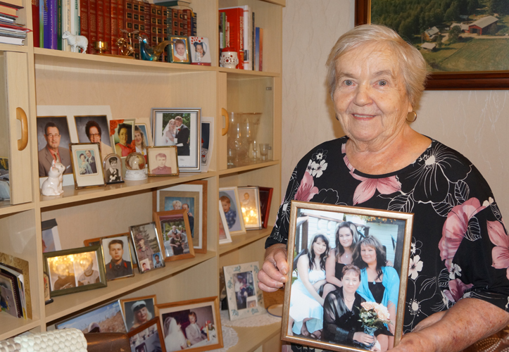 Pian 90 vuotta täyttävän Salli Kortelaisen elämään valoa tuovat muun muassa kuvan neljä tytärtä.