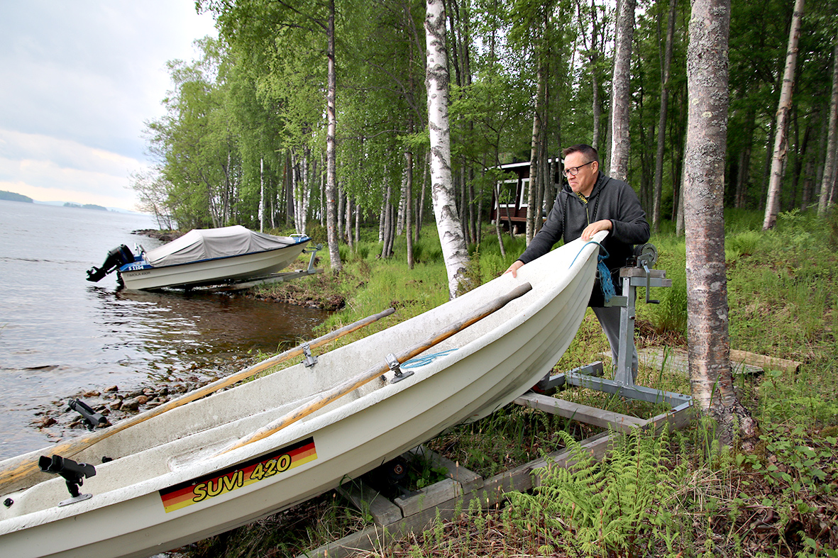 Vene on ehdoton, kun järven rannalla ollaan. Myös kalastusta tulee harrastettua, vaikka Sami Laakkoselle se tärkein on kuitenkin suunnistus.