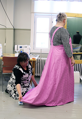 Marjatta Nuutisen sarafaani oli sovitusvaiheessa. Lea Saarimaa asetti puvun näyttävän helman oikeaan mittaan.