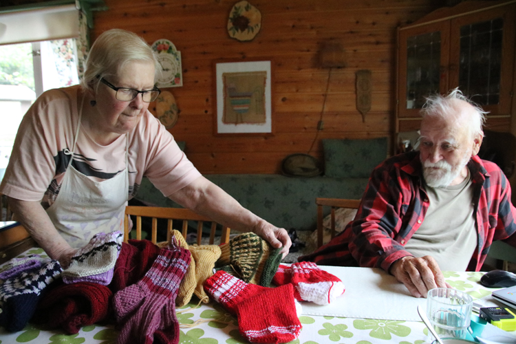 Ensio Kainulainen on harrastanut vuosikymmeniä kutomista. Nämä villatöppöset ovat kuitenkin syntyneet Seija Kainulaisen iltapuhdetöinä päättyneenä kesänä.