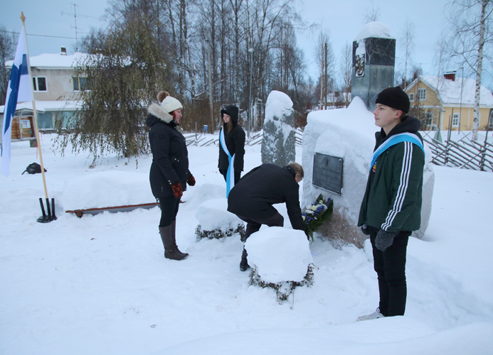 Seppeleen sotaan lähteneiden muistomerkille laskivat Hannu Päivinen ja Marja Sirviö. Vartiossa seisoivat Luka Jäntti ja Karla Tolvanen.