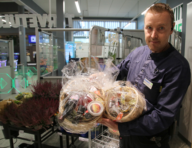 Jani Jehkonen kertoo, että joulun lähestyessä kauppansa tekevät muun muassa herkkukorit, jotka sisältävät maakunnan yrittäjien tuotteita.