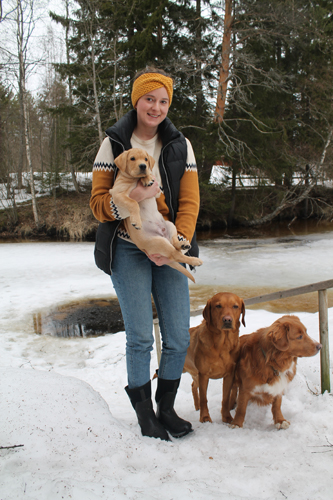 Sonja Vanhala harrastaa monenlaista liikuntaa. Luonnossa liikkuessa mukana ovat usein rakkaat koirat.