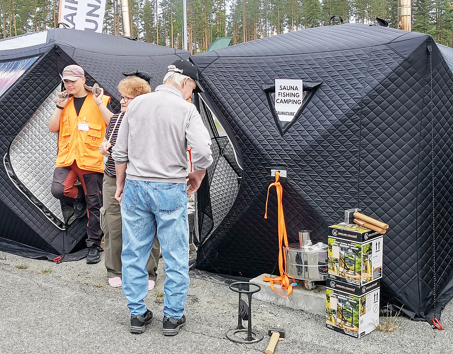 Nyt retkelläkin voi saunoa vaikka telttasaunassa, jota voi lämmittää puukiukaalla.