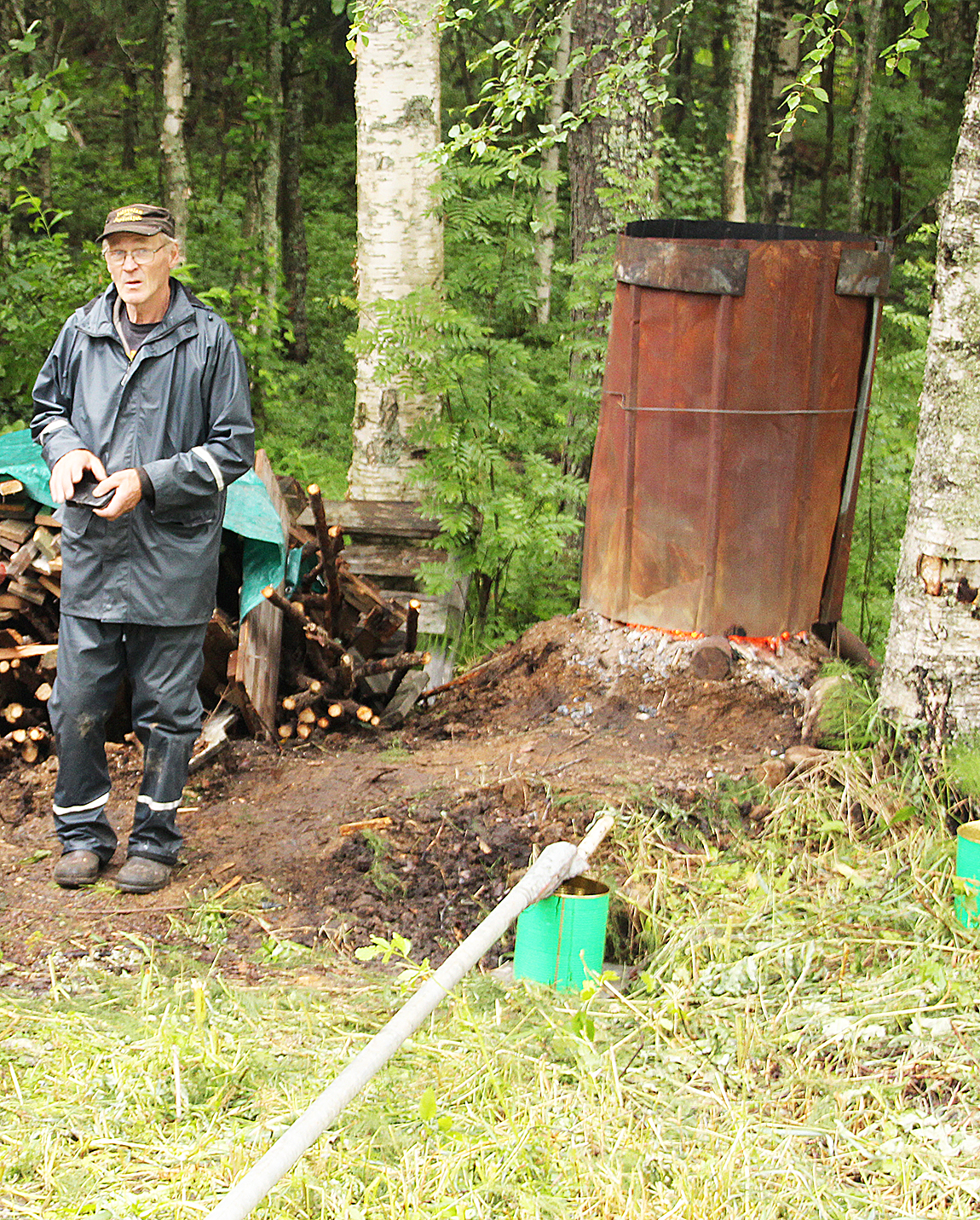 Arvo Kortelainen täytti tynnyrin tervaksilla ja sytytti tulet tynnyrin ja sen ympärille asetetun peltikehikon väliin.