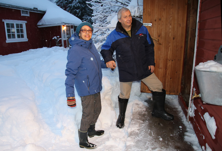 Petrovaarasta ostettuun mökkiin kuuluu muun muassa piharakennus, jossa on ulko-wc ja sauna. Saunaa Tony ja Jackie käyvät lämmittämässä lähes päivittäin Juuassa ollessaan.