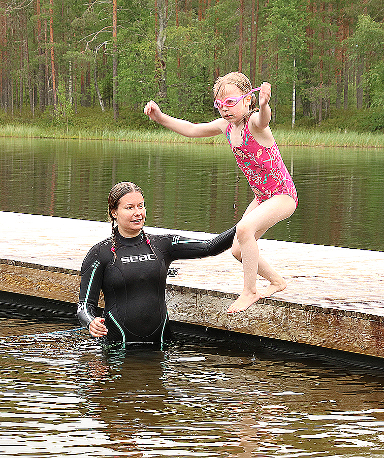 Miisa Salmi opetteli hyppäämään laiturilta veteen liikunnanohjaaja Mari Ovaskaisen rohkaisemana.