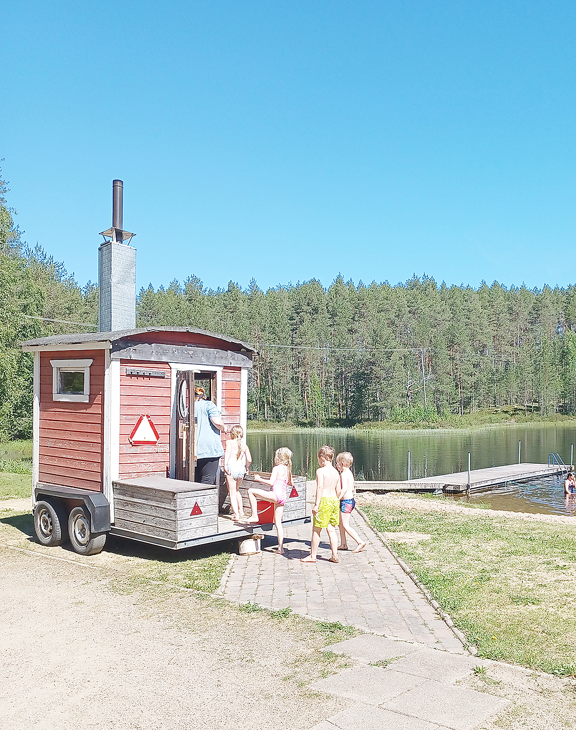 Rannalle oli saatu sauna, jossa oli hyvä lämmitellä uinnin lomassa.