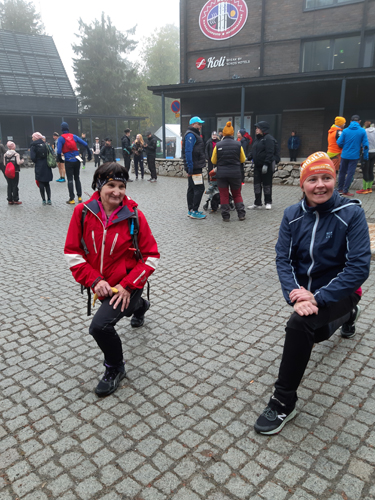 Sisko Pekkarinen (vas.) ja Milla Tukiainen lämmittelivät lihaksiaan ennen puolimaratonille lähtöä.
