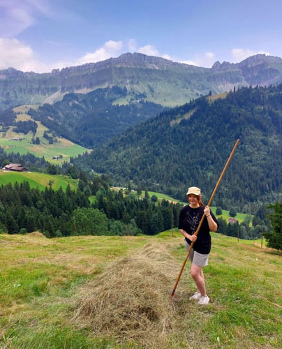 Elina Tuononen taustanaan Sveitsin alpit. Vaihto-oppilasvaihe oli uusi kokemus, jota Elina suosittelee lämpimästi.