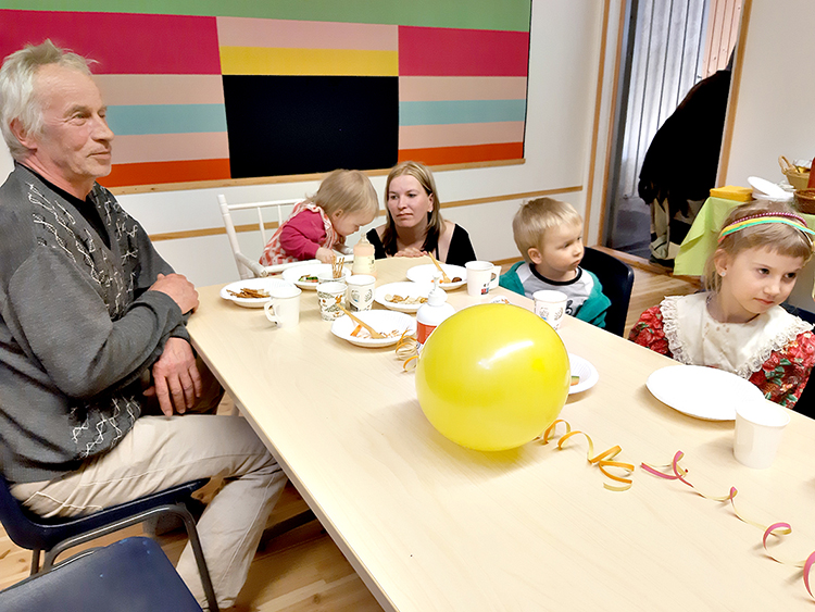 Raimo Puumalainen sekä vuoden ikäinen Tiina, äiti Anne, 3-vuotias Mauri ja 5-vuotias Helli olivat mielissään, kun Tuopanjoella oli pitkästä aikaa koko perheen vappujuhla.