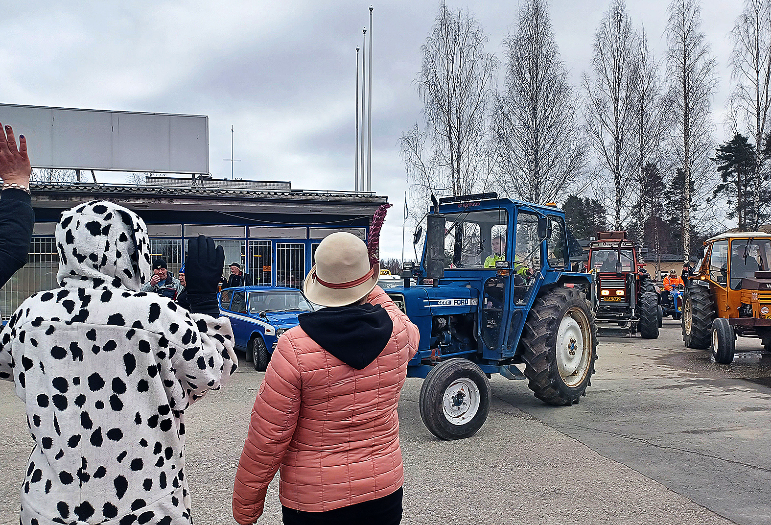 Polovelan Papattajien traktorimarssi torille kuuluu vapunvieton perinteisiin Juuassa.
