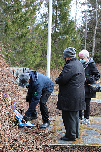 Viime vuonna seppeleen Sankariristille laskivat Juuan kunnan puolesta Sinikka Väyrynen (toinen oik.) sekä sotaveteraanikerhon puolesta Arvi ja Seija Martikainen. 