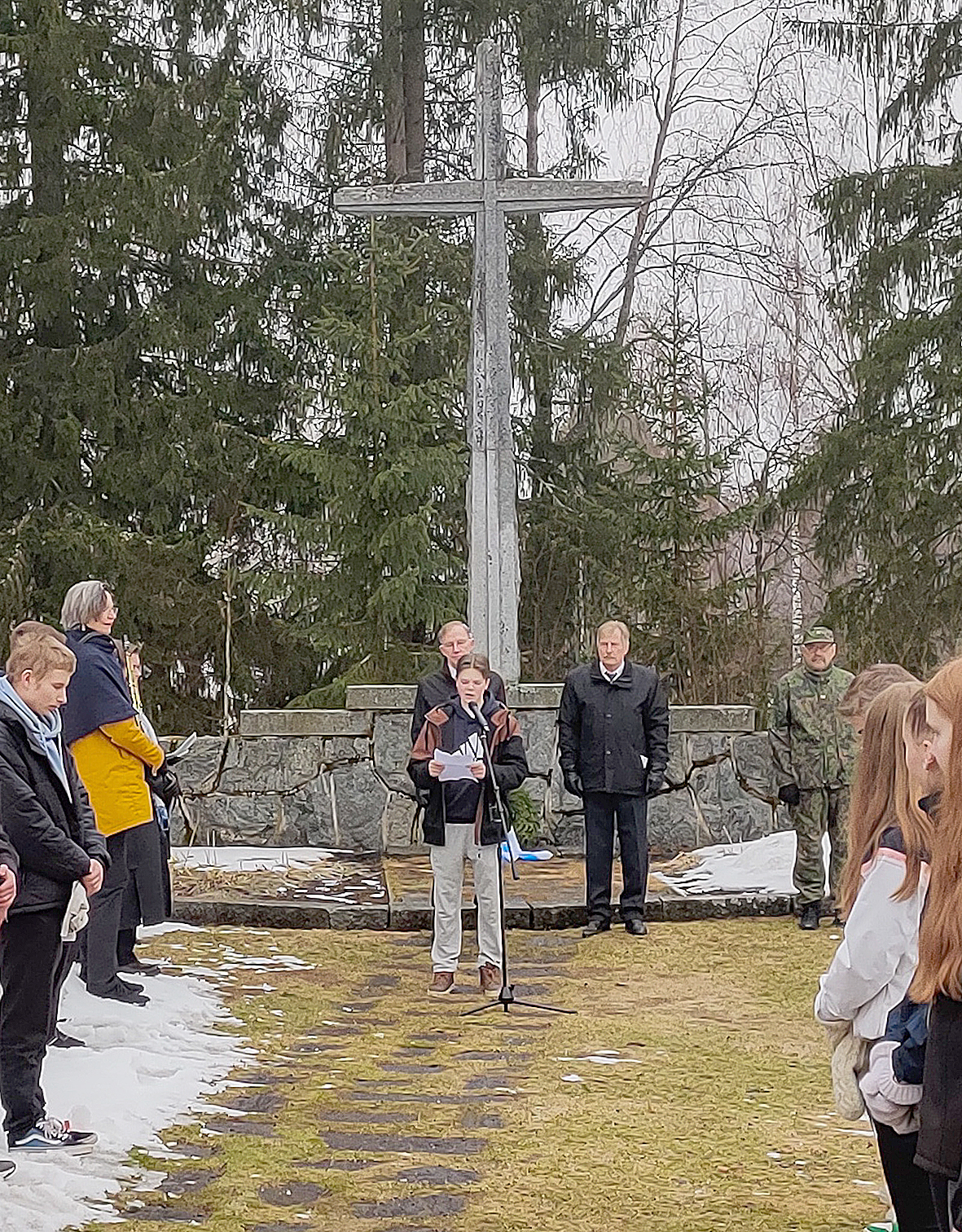 Lukion ensimmäisen vuosikurssin opiskelija Sakari Ovaskainen piti isänmaallisen puheen Sankariristillä.
