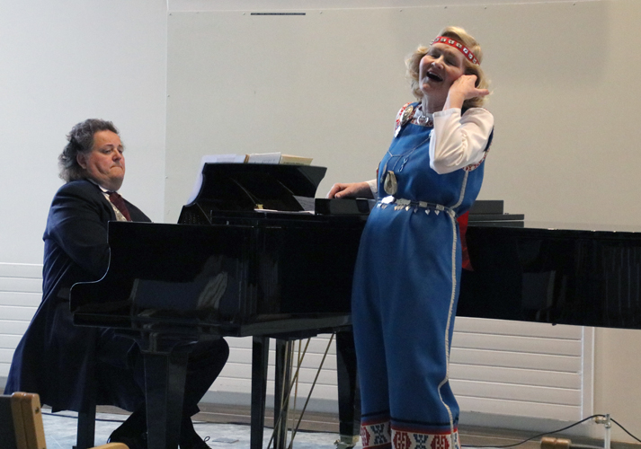 Eilamaria Leskinen ja Jouni Somero esiintyivät Juuassa veteraanipäivänä. Ohjelmistossa oli perinteisiä suomalaisia yksinlauluja.