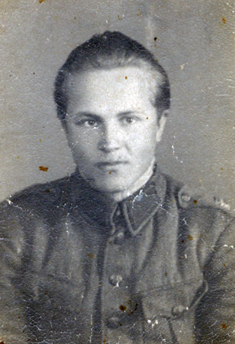 Viljo Räsänen 20-vuotiaana varusmiehenä. Kuva otettu todennäköisesti alkuvuonna 1946. Kuva Tarja Räsäsen kotialbumi