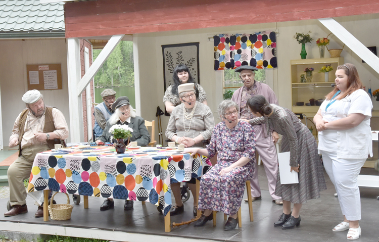 Tänä kesänä Vuokonjärven naurutalkoista pitävät huolen muun muassa Kari Korhonen (vas.), Raimo Ahonen, Eila Kolehmainen, Venla Heikkinen, Eija Meriläinen, Lea Nykänen, Veli Rissanen, Lotta Nevalainen ja Emilia Kallinen. Kuva Toivo Toivanen