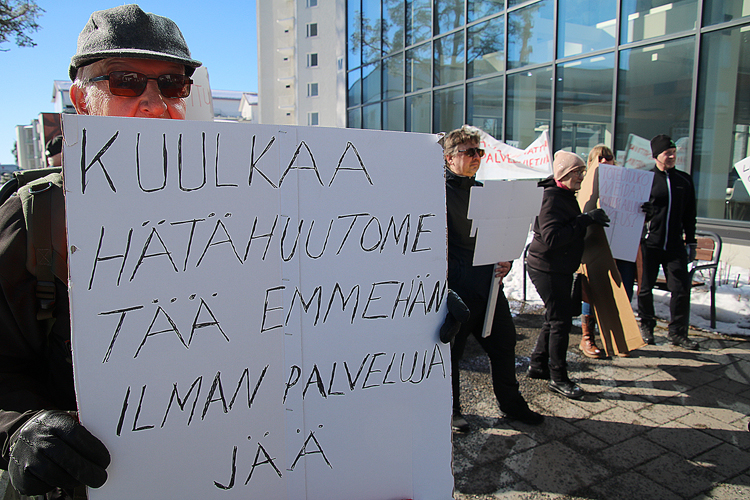Maaliskuussa Tikkamäellä järjestettyyn mielenilmaukseen osallistui runsaslukuinen joukko juukalaisia. ”Hätähuuto”-banderollin takana yksi heistä, Arvi Martikainen.
