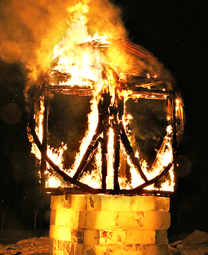 Avajaisjuhlan päätteeksi jääsillan paikalla poltettiin viisimetrinen Da Vinci`n symboli. Palava symboli on osa eurooppalaista kansanjuhlaperinnettä.