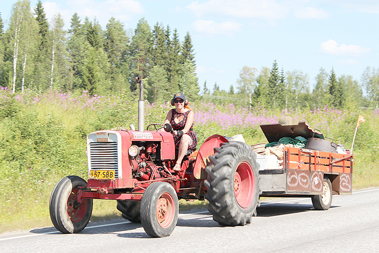 Kirsi Pääskyvuori saapuu Juuan vanhojen autojen ja traktoreiden näyttelyyn Imatralta rompekuorma mukanaan.