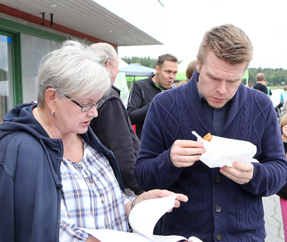 Tuula Ikonen-Graafmans esitteli kunnanjohtajalle Nunnanlahden moninaista yrittäjätarjontaa.