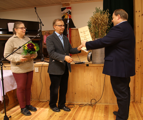 Kolin kotiseutuyhdistyksen puheenjohtaja Erkki Turunen ojensi kunniapäreen Lieksan kansalaisopiston rehtorille Asko Saarelaiselle.