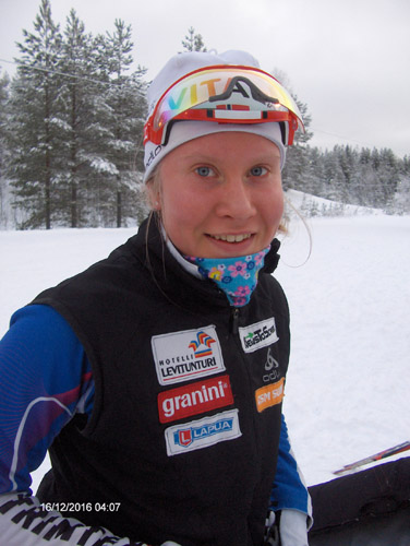 Naisten puolella yleisen sarjan voittanut Santra Säde ehätti kehumaan Pankon hyviä hiihtolatuja.
